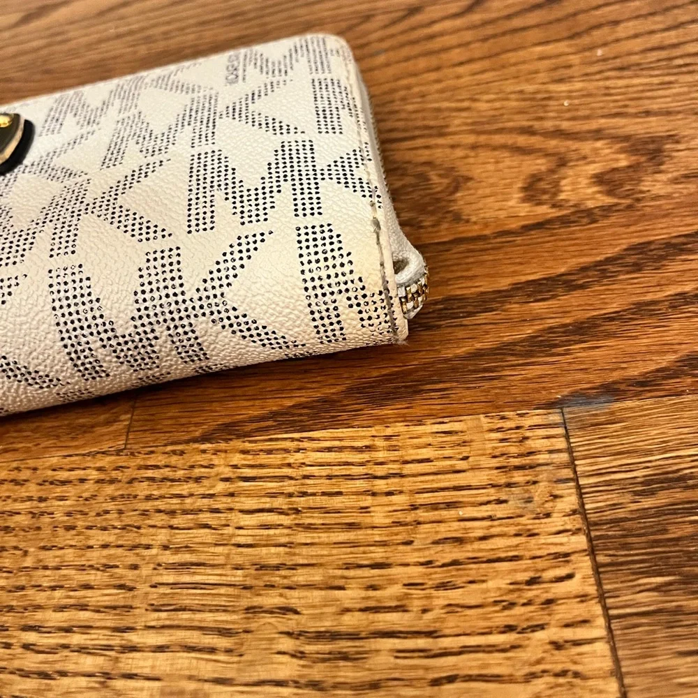 Michael Kors White Monogram wallet no wristlet band